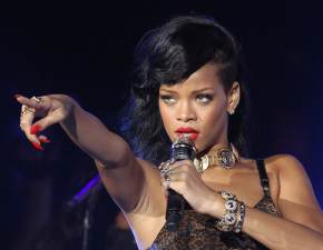 Rihanna zapiewaa na gali Oscarw. Kreacja odsonia ciowy brzuch WIDEO 