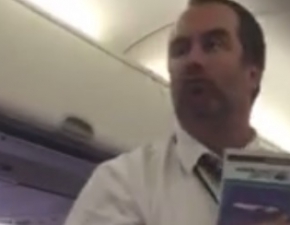 Zabawny steward rozmieszy cay samolot! 