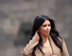 Kim Kardashian reklamuje swoj mark. Tym razem pozuje w srebrnym bikini. Jak z lat 80.! ZDJCIA