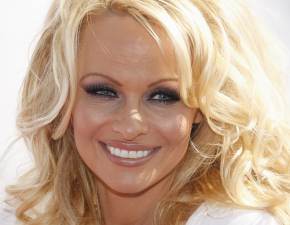 55-letnia Pamela Anderson kusi na play. Zamienia jednoczciowy kostium na kuse czerwone bikini FOTO