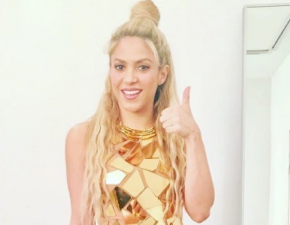 Shakira w lustrzanej sukience!