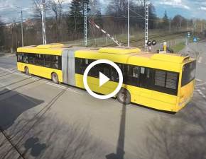 O wos od tragedii. Autobus miejski wjecha na zamykajcy si przejazd WIDEO