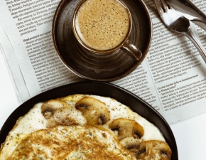 Wytrawny śniadaniowy omlet z pesto, mozzarellą i pieczarkami 