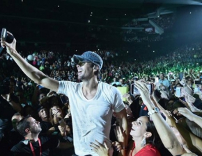 Enrique zatrzyma samochd na rodku drogi, by zrobi selfie z fanami!