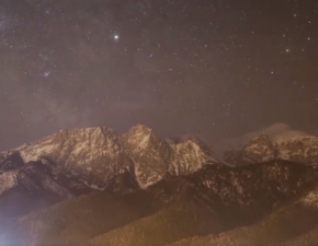 Droga Mleczna nad Giewontem. Niesamowite nagranie nocnego nieba w Tatrach!