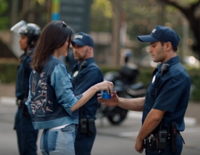 Skandaliczna reklama Pepsi z Kendall Jenner. Internauci oburzeni