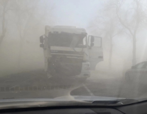 Burza piaskowa zaskoczya kierowcw. Wypadek na drodze krajowej nr 60