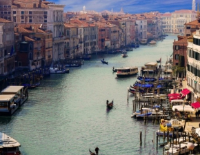 Wenecja walczy z natokiem turystw: Mandat za siedzenie na schodach?