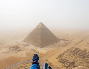 Nielegalna wspinaczka na 146-metrow piramid - zobacz wideo