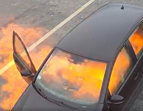 Czyścił samochód wewnątrz, kiedy nagle pojawił się ognisty wybuch. Cudem uszedł z życiem WIDEO