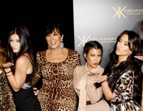witeczna rodzina Kardashianw. Wszyscy zapozowali w tematycznych kreacjach! FOTO 