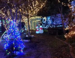 Świąteczna kraina w Bydgoszczy! Rodzina przystroiła dom 120 tysiącami lampek FOTO