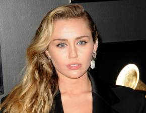 Miley Cyrus pokazaa biust na scenie! Pnaga wokalistka przywitaa Nowy Rok ZDJCIA,WIDEO