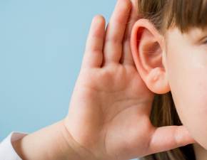 Mama odkrya dziwny obiekt w uchu dziecka. Lekarz wyj znalezisko, a ona zdbiaa