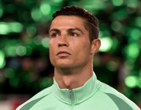 Dziewczyna Cristiano Ronaldo odsania ciao pod choink. Kadry w koronkowej bielinie trafiy do sieci