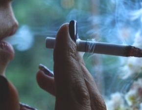 Palenie papierosw na balkonie: Czy jest dozwolone przez prawo?