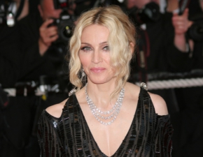 Madonna oszaamia figur i kusi dekoltem w wyzywajcej sesji zdjciowej. Gorca krlowa ZDJCIA