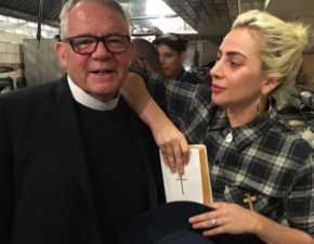 Lady Gaga idzie na wojn z portalem katolickim!