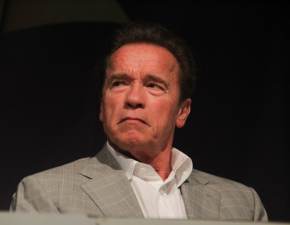 Arnold Schwarzenegger mia powany wypadek. Jego auto zatrzymao si na dwch innych pojazdach... ZDJCIA