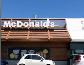 McDonalds komentuje incydent z Juli von Stein, ktra zaatakowaa pracownika. Firma wydaa owiadczenie: Nie ma zgody na obraanie, krzyki i jakkolwiek form przemocy wobec zespou