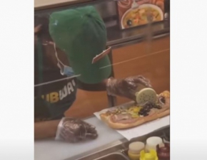 Pracownica zasna podczas robienia kanapki dla klienta restauracji. To nagranie stao si hitem w sieci!