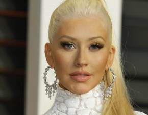 Christina Aguilera nie zatrzymuje si i nieustannie kusi! Artystka prezentuje swj portret z naprawd gbokim dekoltem. Fani: Oszaamiajca!! FOTO