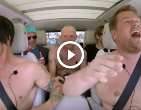 Goe klaty, zapasy w ogrdku i najwiksze hity: Red Hot Chili Peppers w Carpool Karaoke!