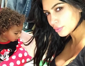 2-letnia crka Kim Kardashian robi sobie peny makija