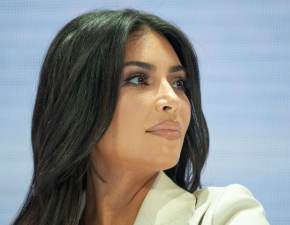 Kim Kardashian w staniku i byszczcych spodniach wygina si obok ogromnego bukietu r FOTO