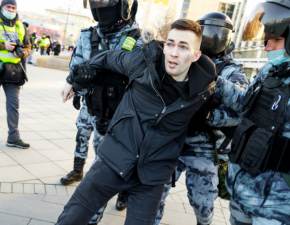 Aresztowania na antywojennych protestach w Rosji. Zatrzymani piewaj hymn Ukrainy WIDEO