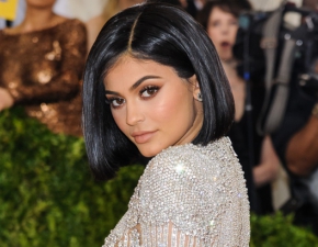 Kylie Jenner zachwyca form. 23-latka odsonia ciao w skpym bikini. Co za brzuch! 