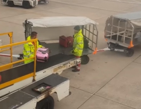 Walizki rzucane przez obsługę lotniska! Tak traktuje się bagaże pasażerów! WIDEO