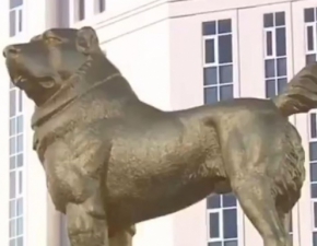 Turkmenistan. Powsta szeciometrowy pozacany pomnik psa w stolicy kraju