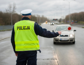 Prbowa przekupi policjantw gotwk i... garmaerk ze winiobicia. Co grozi pijanemu kierowcy?