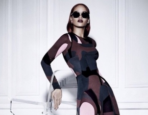 Rihanna pokazaa piersi u Diora! 