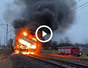 Przerażające zderzenie pociągu z ciężarówką. Pojazd stanął w płomieniach WIDEO 