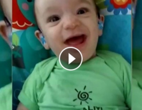  Ten maluszek po raz pierwszy usłyszał głos swojej mamy! Jego reakcja jest bezcenna! 