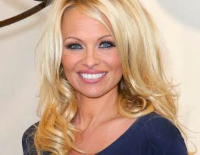 Pamela Anderson znw wskoczya w synny czerwony kostium kpielowy. Bardzo si zmienia? FOTO