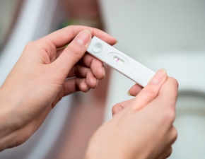 Kiedy zrobić test ciążowy? Sprawdź kiedy test będzie miarodajny i na jakiej zasadzie działa 