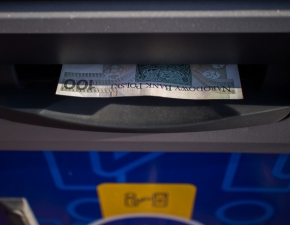 Uwaaj przy wypacaniu pienidzy z bankomatu. Nowa metoda oszustw