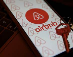 Koniec ukrytych kamer w mieszkaniach Airbnb. Platforma wprowadza oficjalny zakaz
