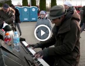 Ukraiscy uchodcy wkraczaj na granic przy akompaniamencie fortepianu. Nagranie wzruszyo cay wiat WIDEO