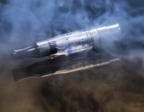 E-papieros eksplodowa w rkach palacza: Mczyzna nie yje