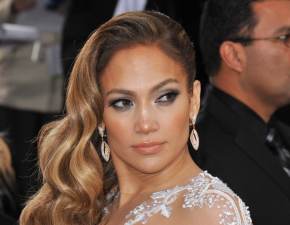 Jennifer Lopez w czerwieni. Gboki dekolt ciga ca uwag: Najpikniejsza modelka FOTO 