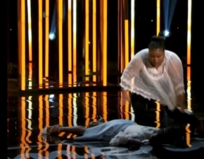 Uczestniczka telewizyjnego show zemdlaa na scenie. Kobieta uderzya gow o ziemi. Jurorzy byli przeraeni WIDEO