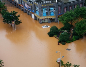 Gigantyczna powódź w Chinach. Ludzie uwięzieni w metrze, ulice zmieniły się w rwące rzeki WIDEO