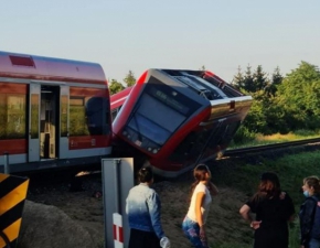 Grony wypadek kolejowy w Kobaskowie. Pocig uderzy w ciarwk. 8 osb zostao rannych ZDJCIA