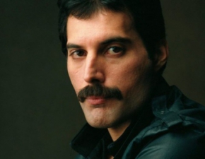Freddie Mercury wci ywy. Rami Malek do zudzenia przypomina lidera Queen
