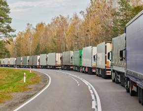 Rosyjskie i białoruskie ciężarówki wciąż przejeżdżają przez Polskę. Dlaczego?