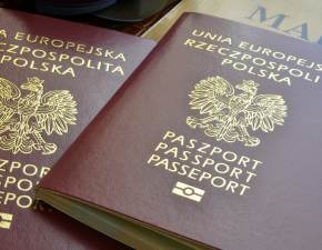 Poprawia paszport 17-letniemu synowi. Nie spodobaa si jej cyfra w dokumencie